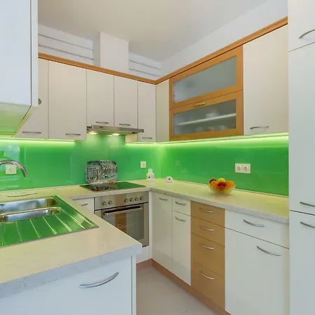 Simona مالي لوشينغْ